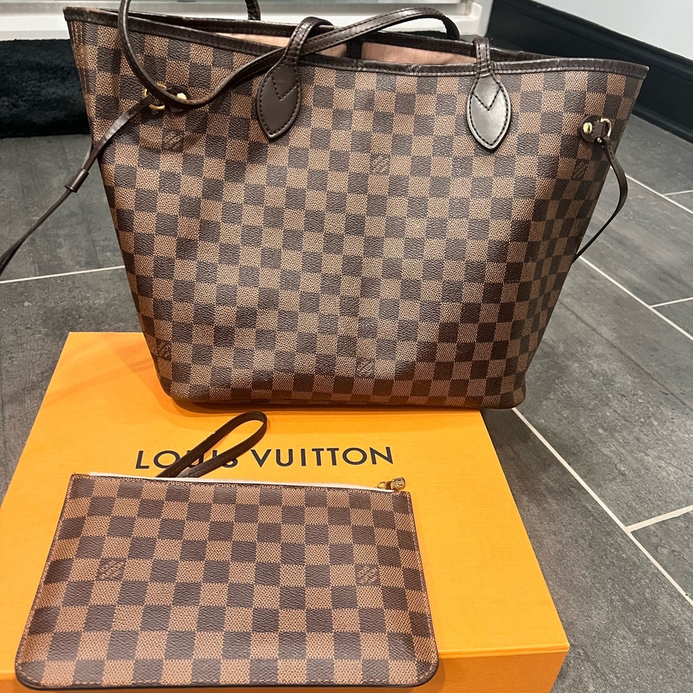 Louis Vuitton Neverfull size GM